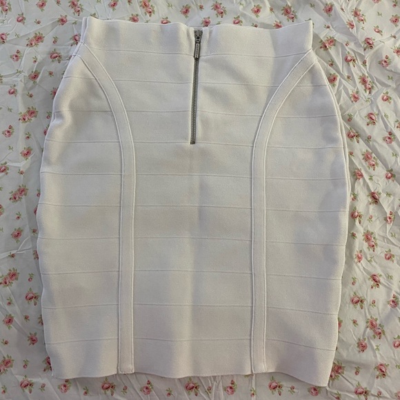 GUESS white mini pencil skirt- Size M - Picture 2 of 3